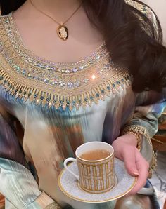 Arab Dresses, Eid Looks, Velvet Dress Designs, Hand Beaded Embroidery, Dubai Style, Arab Beauty, Fashion Top Outfits, Elegant Dresses Classy