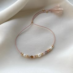 Bracelet Thread, قلادات متدلية, Bracelet Cord, Thread Bracelet, Silk Bracelet, Bracelet Pearl, Beaded Necklace Diy, Thread Bracelets, Diy Bracelet Designs