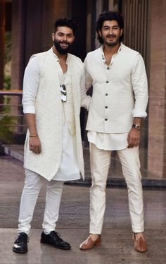 Casual Indian Fashion Men, Mens Clothing Styles Wedding Kurta, Indian Mens Wedding Wear, Mens Indian Wear Kurta, Mens Traditional Wear Indian Wedding, Nehru Jacket For Men Wedding Style, Jacket Kurta For Men, Indian Wear Men, Peshwai Kurta For Men