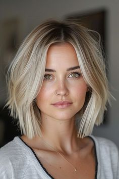 Stand out with 14 dual-toned blunt bobs, where bold colors meet bold cuts for a dominating, unforgettable look. Blonde Hair Inspiration, Penteado Cabelo Curto, Short Blonde, Chocolate Cherry, Short Blonde Hair