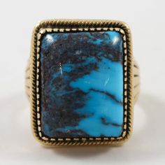 Bague en or 14 carats sertie de turquoise Bisbee naturelle d'Arizona. Cette bague présente également des motifs estampés à la main.

 Taille de bague: 11
 Largeur de réglage de 0,875 po, hauteur de réglage de 1 po
 Largeur de bande de 0,25" à 0,5" Rectangular Turquoise Jewelry For Collectors, Collectible Rectangular Turquoise Jewelry, Heirloom Style Turquoise Ring Collectible, Heirloom Turquoise Gemstone Ring Collectible, Heirloom Turquoise Gemstone Ring For Collectors, Heirloom Turquoise Ring Collectible, Bisbee Turquoise, Turquoise Gold Ring, Gold Ring Sets