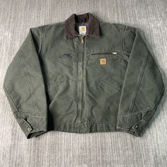 Vintage 2000s Carhartt Detroit Three Pocket Workwear Carpenter Basic Essential Streetwear Green Zip Up Jacket Medium Mens Condition:  Excellent Used Condition  = No Flaws Measurements: Please see photos above for all measurements IF YOU BUY TWO OR MORE ITEMS USE THE CODE BUNDLE @ CHECK TO SAVE 20% WE SHIP WITHIN 24 HOURS AFTER PURCHASE! Please be aware that we do not offer free returns!! The Buyer is responsible for the cost of the return label.  Follow us on TikTok & Instagram @findsnostalgic a Carhartt Corduroy Jacket, Green Carhartt Jacket Outfit, Mens Trucker Jacket, Vintage Jacket Outfit, Work Jacket Mens, Carpenter Jacket, Detroit Jacket