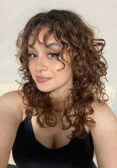 #copperhaircolor #loreal #curly #curlyhairstyles #curls #curlyhairideas #curlyhaircare #curlygirlmethod #curlyhaircolor #coppercurls #layeredhair #layeredcurlyhair #wolfcut #bangs #curlybangs Wolfcut Bangs, Copper Curly Hair, Short Curly Hair Styles, Model Dream, Hair Styles For Women, Ageless Style, Short Curly Hair, Short Curly, Curly Hair