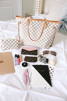 This purse organizer insert will help you to take care easily of the mess in your handbag and protect your luxury handbag from the inside! Louis Vuitton Handbags Neverfull, Louis Vuitton Nails, What's In My Purse, Louis Vuitton Backpack, Baublebar Earrings, Purse Essentials, In My Bag