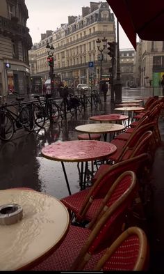 tables and chairs are lined up on the sidewalk