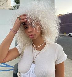 White Curly Hair Black Women, Angelic People, White Hair Dark Skin, White Curly Hair, Pandora Lovegood, White Afro, Natural White Hair, Recipe Broccoli, Food Beef