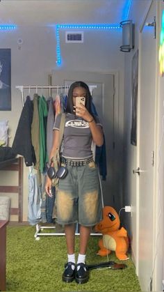 Jorts Y2k Grunge, How To Style Baggy Shorts, Baggy Jeans Shorts Outfit, Baggy Shorts Outfit Street Styles, Baggy Jean Shorts Outfit, Big Shorts Outfit, Friday Outfits For School, Baggy Shorts Outfit, Long Baggy Shorts