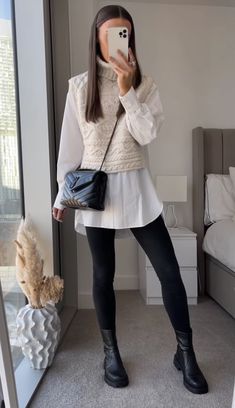 Ținute Business Casual, Vest Outfits For Women, Outfit Botas, Sweater Vest Outfit, Winter Leggings, Elegante Casual, Chic Sweaters