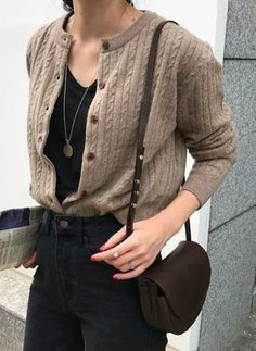 Chique Outfit, Diy Vetement, Look Retro, Paris Mode, Looks Street Style, Cardigan Outfits, 가을 패션, Shorts With Tights, Mode Inspiration