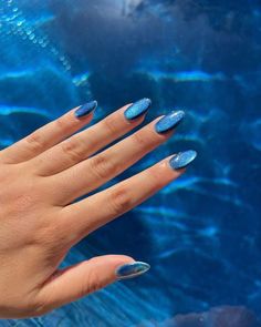 Plongez dans la tendance estivale 2024 avec des ongles inspirés par les nuances de bleu chromé, turquoise, et bleu du Nil. Brillez tout l'été avec ces looks éblouissants! Trendy Products, Eye Nails, Magnetic Nails, Cat Eye Nails, Luxury Nails, Fabulous Nails, Fire Nails