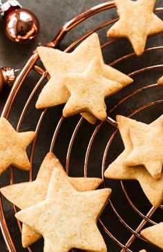 some cookies that are sitting on a wire rack