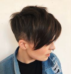 Long Punk-Inspired Comb-Over Masculine Hairstyles For Women, Masculine Hairstyles, Androgynous Hairstyles, Shaving Cut, Androgynous Haircut, Androgynous Hair, Hair To One Side, Long Face Hairstyles, Round Face Haircuts