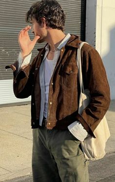 Suede Jacket Outfit, Adam Gallagher, Photos Of Men, Brown Denim Jacket, 1970s Men, Street Style Fall, Boyfriend Outfit, Fashion Ads, Casual Menswear