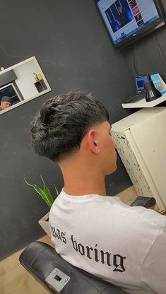 Podrías intentar este corte 🤔 Fade Haircut Straight Hair, Straight Hair Taper, Long Hair Taper Fade, Taper Fade Haircut Straight Hair, Long Hair Taper, Taper Fade Haircut Curly Hair, Taper Fade Haircut Black, Afro Taper Fade