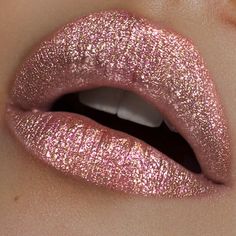 Lip Art Makeup, Glitter Lipstick, Makeup Lips, Glossy Makeup, Lipstick Art, Glitter Lips, Products Makeup, Blush And Gold