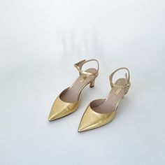 Louise Et Cie Kaiyla Gold Ankle Strap Pump Size 7.5 Heel Height - 2.75 Brand New Never Worn Would Look Great With Bright Floral Dress Or Cropped Jeans And A White Shirt. Gold Kitten Heels With 4-inch Heel, Gold Pointed Toe Heels For Summer, Gold Kitten Heels With Heel And Ankle Strap, Gold Fitted Court Shoes With Low Heel, Gold Pointed Toe Sandals For Spring, Gold Slingback Pumps With Ankle Strap And 4-inch Heel, Gold Kitten Heels For Evening, Gold Kitten Heels With Padded Heel, Gold Court Shoes With 4-inch Heel And Almond Toe