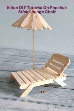 a wooden lawn chair with an umbrella on it and the words video diy tutorial on popsicle stick lounge chair