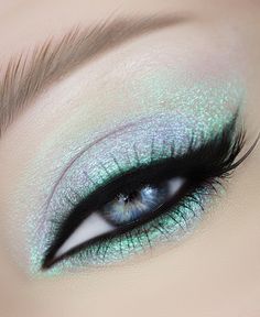 Light Teal Eyeshadow Looks, Spring 2024 Makeup Trends, Mermaid Eye Makeup, Make Up Yeux, Teal Eyeshadow, Teal Makeup, Holographic Makeup, Makeup Hacks, Make Up Inspiration