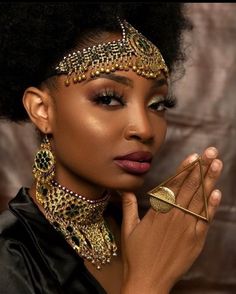 African Jewellery, Geometric Rings, African Artwork, Crown Necklace, Geometric Ring, Traditional Clothing, Our Body, Marrakech, African Fashion