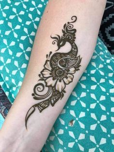 a henna tattoo on someone's arm