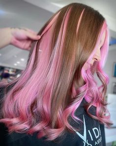 #creativehair #hairstylist #pastelpinkhair Neapolitan Curly Hair, Chocolate Strawberry Hair, Neapolitan Hair Color, Neopaliton Hair, Brown Hair Pink Highlights, Hair Pink Highlights, Brown Hair With Pink Highlights, Heart Shaped Mirror