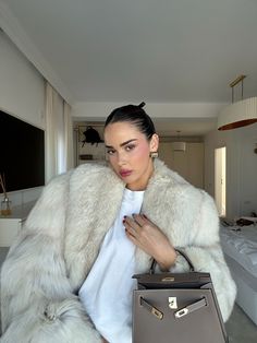 White Fur Coat Outfit, Ski Outfits, White Fur Coat, Fashion Stand, Paris Outfits, Vintage Fur, White Fur, Winter Fits, Winter Aesthetic