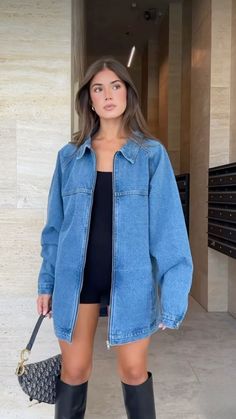 - Oversized Jean Jacket - Tall black boots -Dior handbag Outfit Recommendations, Concert Outfit Fall, Stile Blair Waldorf, Adrette Outfits, Bar Outfits, Thanksgiving Outfit Ideas, Fest Outfits, Black Kitten Heels, Nashville Outfits