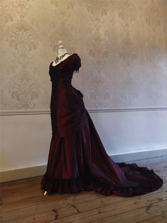 Vicotiran Dress, Black And Red Victorian Dresses, Dark Red Vampire Dress, Bustle Dress Victorian, Vampire Dresses Aesthetic, Dark Victorian Dress, Victorian Red Dress, Vampire Dress Aesthetic, Red Vampire Dress