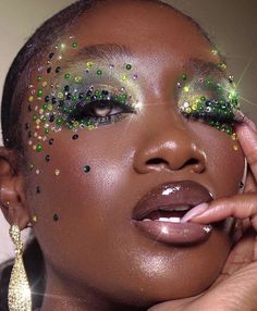 will always obsess over green eyeshadow Green Glitter Dress Makeup, Gemstone Face Makeup, Crazy Green Makeup, Formal Green Makeup, Feral Makeup, Wicked Inspired Makeup, Wasteland Makeup, Wicked Makeup Looks, Hens Makeup