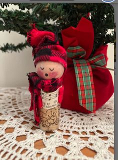 Wine Cork Christmas Ornaments, Christmas Cork Ornaments, Champagne Cork Crafts, Corks Crafts, Cork Creations, Wine Cork Crafts Christmas, Wine Crafts, Cork Crafts Christmas, Charcuterie Ideas