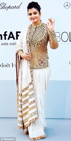 Aishwarya Rai Bachchan: Looking simple and elegant, the actress silences 'fat' critics ऐश्वर्या राय, डिजाइनर कपड़े, Antibes France, Modern Saree, Indian Saree Blouses Designs, Jessie J