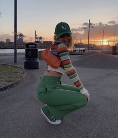 Green Converse Outfit Aesthetic, Colorful Converse Outfit, Green Converse Outfits, Orange Converse Outfit, Converse Outfit Aesthetic, Converse Outfits, Converse Outfit, One Shoulder Crop Top