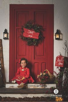 Props For Christmas Pictures, Christmas Mini Set Up, Christmas Photo Studio Decor, Christmas Set Photography, Toddler Christmas Photography, Christmas Decor Photography, Christmas Set Up Photography, Christmas Decor Ideas Photostudio, Christmas Home Photoshoot Kids