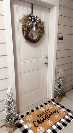 Christmas decorations for apartments Back Door Interior Decor, Front Door Christmas Decorations Apartment, Christmas Front Porch Decor Apartment, Christmas Decor Ideas Outdoor Townhouse, Christmas Decor Townhouse, Apartment Door Decor Entrance Christmas, Christmas From Door Decor, Cute Apartment Door Decor, Christmas Decor Ideas For A Small Apartment