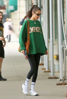 Bella Hadid Outfits Street Style, Leggings And Sweatshirt Outfit, Model Off Duty Outfits, Off Duty Outfits, Look Adidas