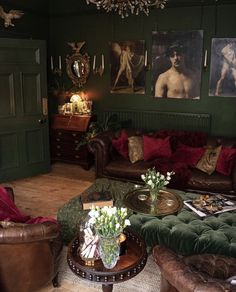 Dark academia house with maximalist decoration Moody Maximalist Aesthetic Bedroom, Dark Green Witchy Living Room, Dark Maximalist Bedroom Vintage, Soft Maximalist Bedroom, Italian Maximalist Decor, Eclectic Dark Bedroom, Dark Green Maximalist Living Room, Room Makeover Dark Academia, Vintage Maxamilist Interior