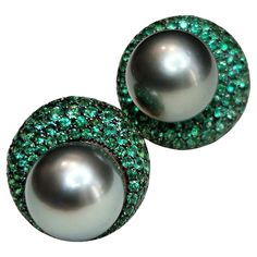 These lobe earrings are a timeless classic, made more modern in their combinations. In this case the pave is made with brilliant-cut emeralds that frame a pair of Cultured Natural Pearls (Provence Polynesia Tahiti) in an elegant gray tone. The frame is made of 18kt gold the clasp is with a pin and clip so that everything is more secure. Details make all the difference, so the back of these earrings are all pierced creating an embroidery effect. Emerald pave has a weight of 3.45 ct, the diameter Gold Bracelet Wedding, Lobe Earrings, Earring Video, Purple Dangle Earrings, Tahitian Pearl Earrings, Diamond Pendants Designs, Modern Jewellery Design, Pearl Love, Beads Chain