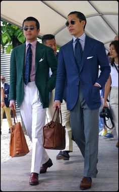 Neo Retro Street Style ! Bespoke Menswear, Suits And Ties, Pitti Uomo Street Style, Men In Suits, Business Professional Outfits, Preppy Mens Fashion, Dapper Style, Mens Fashion Inspiration