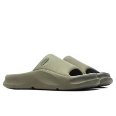 The Heron Preston Eco Moulded Slider is the ideal addition to any footwear collection. The slides feature a complete rubber construction in addition to engraved branding. The slip-on silhouette is finished with a treaded outsole and single strap. 100% rubber Slip-on design Engraved branding Treaded outsole All sizes are listed in European Men’s sizing unless stated otherwise Style No: HMIC004S23MAT0015900 Green Heron, European Men, Heron Preston, Preston, Army Green, Sliders, Slip On, Green