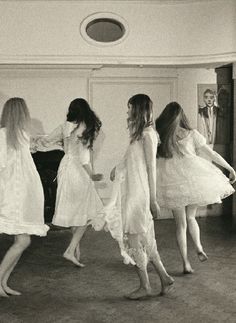 Spring Awakening, Grunge Goth, White Dresses, 인물 사진, Pics Art, Rock Style, Rap, Dancing, Retro Vintage