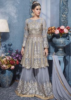 Frock And Gharara, Gaun Peplum, Dresses For Eid, Sharara Suit Designs, Orang India, 00s Mode