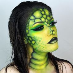 Serpent. Makeup Tutorial to Transform your Face, see the video on our site. By Giulianna Maria. Snake Makeup, Haunt Makeup, Dragon Woman, Animal Adaptation, Monster Faces, Makeup Monday, Holloween Makeup, Face Paints