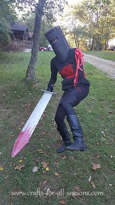 Monty Python and the Holy Grail Black Knight Costume - full instructions at Crafts For All Seasons Halloween Costumes Funny, Thanksgiving Games For Adults, Halloween Costumes 2022, Halloween Parejas, Costumes Funny, Hot Halloween, Clever Halloween, Knight Costume