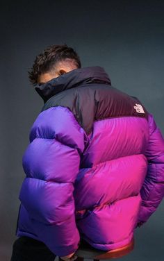 Stay cozy and chic this winter with the North Face Nuptse Jacket. From its plush down filling to its durable outer shell, our latest blog post covers all the reasons why this jacket is a winter must-have. #nuptsejacket #winterjacket #pufferjacket #outdoorstyle #winterfashion #outdoorapparel #coldweathergear #winteressentials Northface Jacket Outfit, Puffer Jacket Outfit Aesthetic, The North Face Outfit