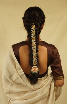 This description highlights the craftsmanship and intricate Pachi Kundan work that defines your handmade hair accessories, emphasizing their elegance and appeal. Hair Bridal Accessories, Indian Hair Accessories, South Indian Wedding Hairstyles, Hair Accessories Gold, Traditional Hairstyle, Kundan Work, Indian Wedding Hairstyles