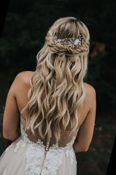 the back of a woman's head, with text overlay reading rustic wedding makeup