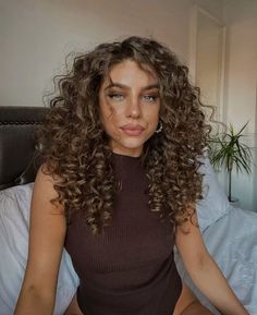 Short Haircuts For Ladies, Pixie Haircut Fine Hair, Haircuts For Ladies, Medium Short Haircuts, Natural Curly Hair Cuts, Highlights Curly Hair, Brown Curly Hair, Curly Hair Photos, Easy Hairstyles For Medium Hair