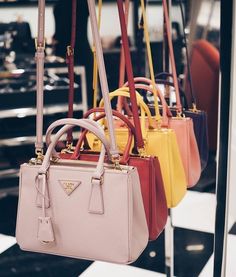 #prada # bolsos de mano #fashion - #stylishhandbags #pinterest # // #maya pinterest // Prada Galleria Bag, Sac Michael Kors, Prada Backpack, Prada Galleria, Louis Vuitton Multicolor, Georges Chakra, Trendy Purses, Cheap Purses, Bag Prada