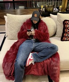 New york + red fur vibes Red Fur, Moda Streetwear, Kleidung Diy, Looks Street Style, Coat Outfits, Mode Streetwear, Look At You, Looks Style, Mode Style