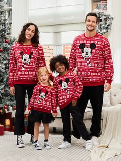 Celebrate the holiday season in style with this Mickey And Minnie Christmas Family Matching Sweater. Made from plush snowflake fleece, these sweatshirts offer warmth and a festive vibe, featuring cheerful prints of Mickey and Minnie. Specifications: Material: Made from plush coral fleece fabric, providing softness and warmth for winter gatherings. Thickness: Moderate thickness makes it comfortable for both indoor and outdoor holiday activities. Design: Features a round neckline and long sleeves, Mickey And Minnie Christmas, Matching Christmas Sweaters, Family Christmas Sweaters, Minnie Christmas, Solid Color Sweater, Matching Sweaters, Kimono Pattern, Snowflake Design, Matching Pajamas